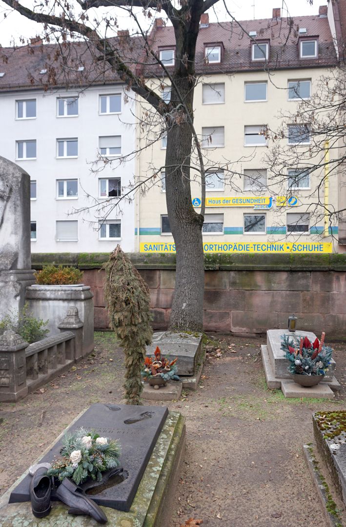 Johannisfriedhof Grabstätte II V 578 Lage im Gräberfeld, vis a vis der Friedhofsmauer liegt an der Straße der Firmensitz des Verstorbenen