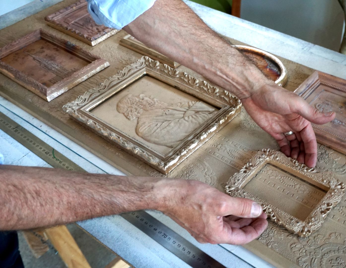 Paul Ritter Grabstätte Letzte Entscheidung in der Anordnung der einzelnen Reliefs, Bronzeguß noch unbehandelt.