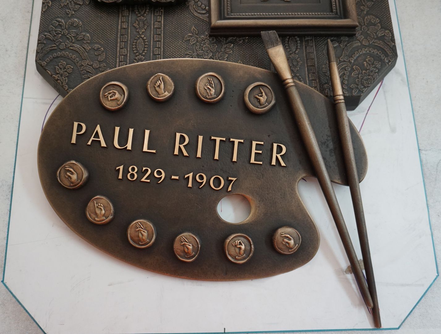 Paul Ritter Grabstätte Malerpalette mit "Gebärdenzeichen als Farben" (hier noch in der Werkstatt)