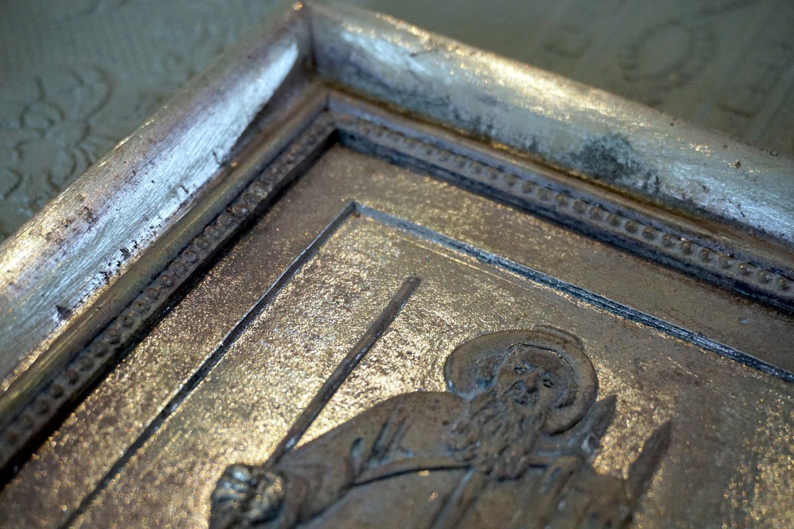 Paul Ritter Grabstätte Bronzeguß noch unbehandelt, Detail des Reliefs von Sankt Sebald