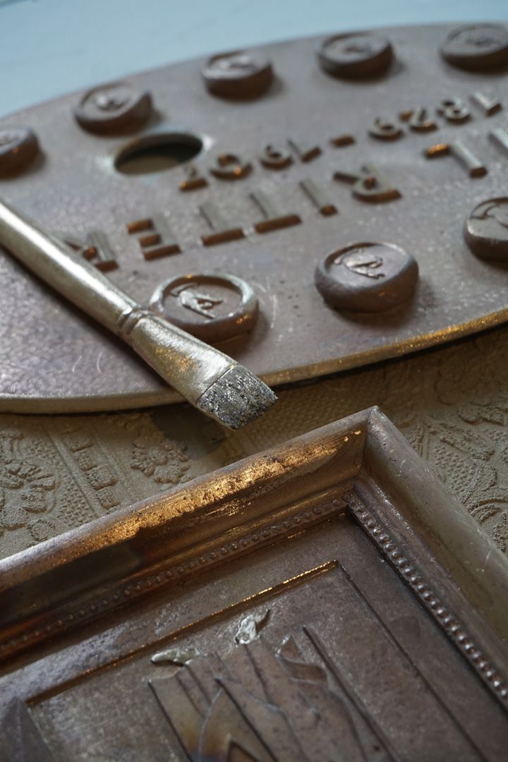 Paul Ritter Grabstätte Letzte Entscheidung in der Anordnung der einzelnen Reliefs bzw. von Palette und Pinsel, Bronzeguß noch unbehandelt.