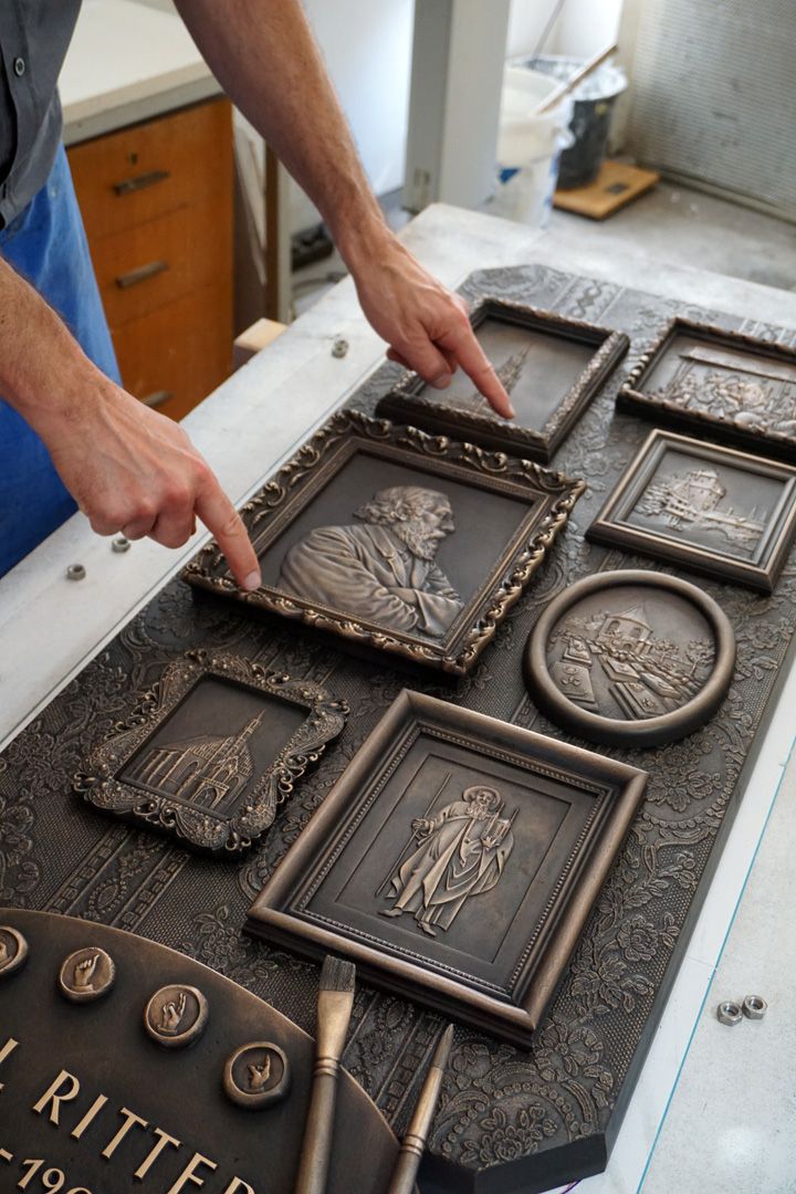 Paul Ritter Grabstätte Montage der Reliefs auf der Grundplatte