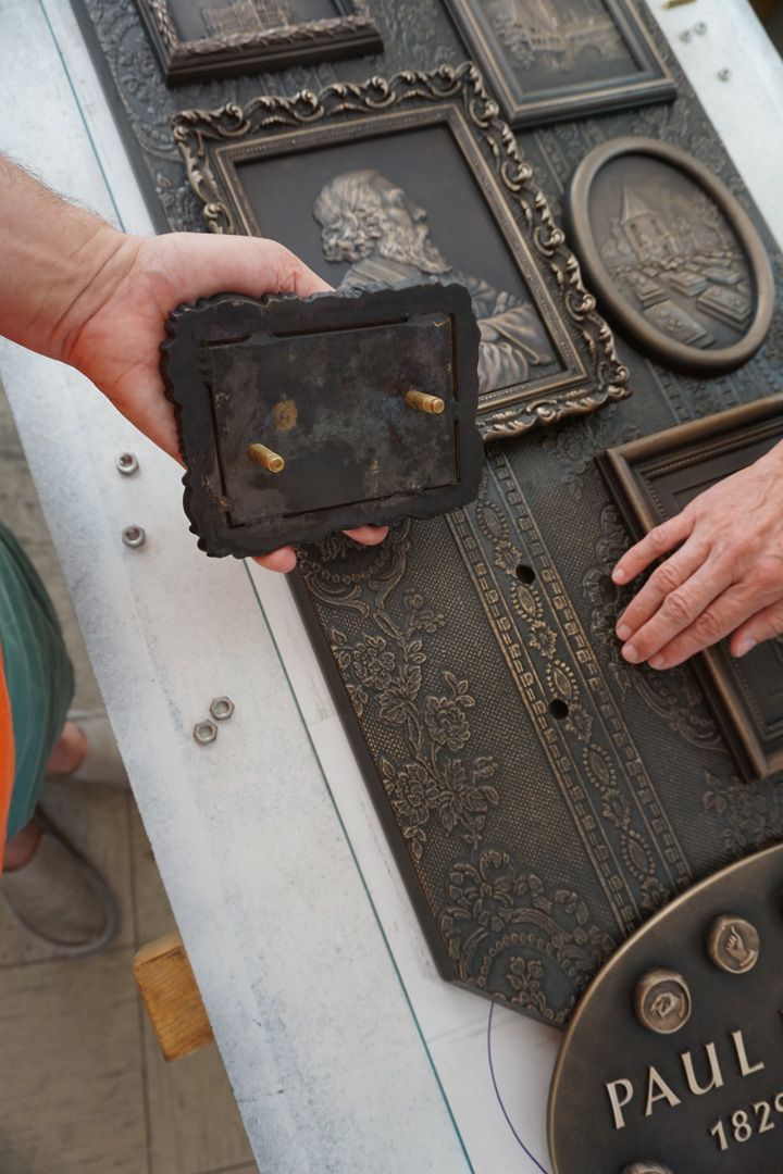 Paul Ritter Grabstätte Montage der Reliefs auf der Grundplatte
