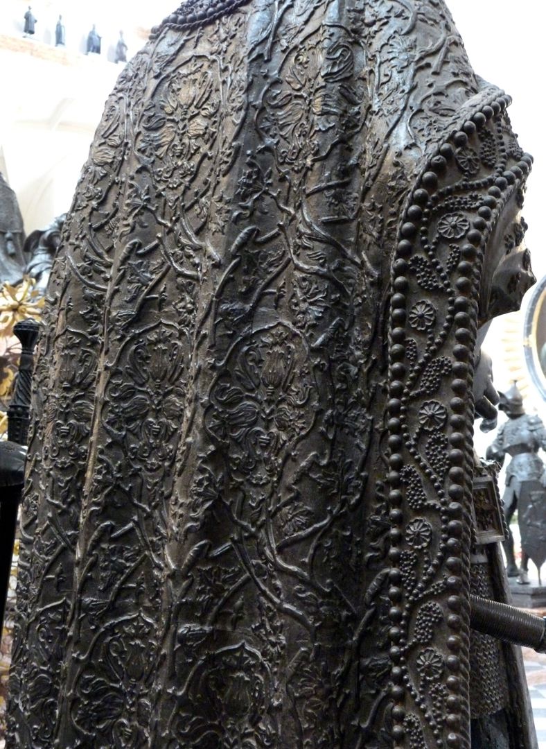 Albrecht II. (Innsbruck) Manteldetail mit brokatähnlichem Relief und breitem Saum