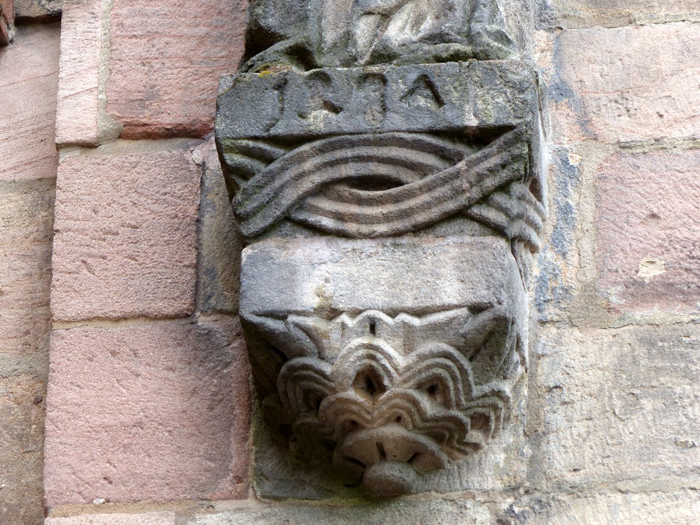 Kapelle der Kaiserburg Konsole aus dem 12. Jh. mit Statue von 1457