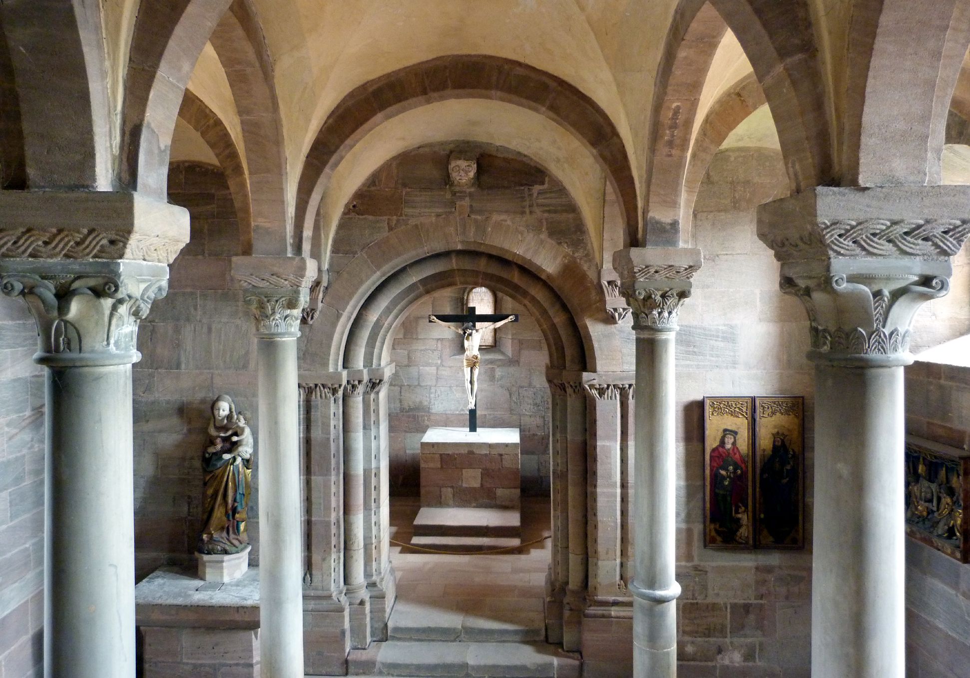 Kapelle der Kaiserburg Blick durch die Halle in den Turmchor von Westen nach Osten