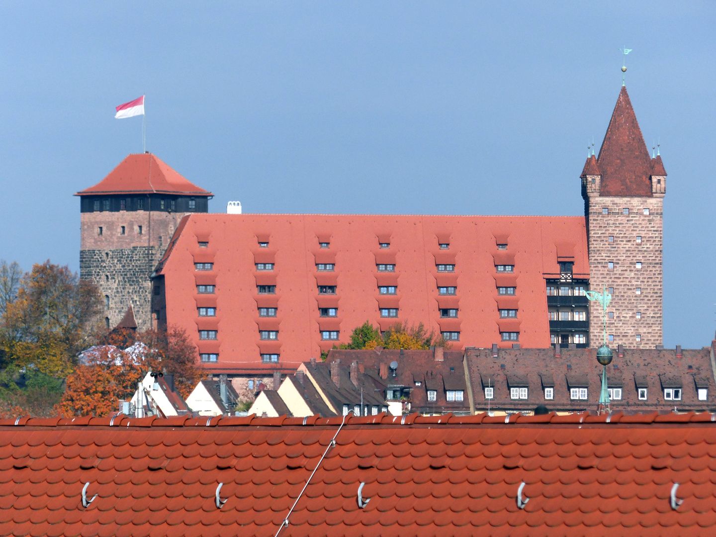 Kaiserstallung Fünfeckturm - Dach der Kaiserstallung - Luginsland, Ansicht von Süden