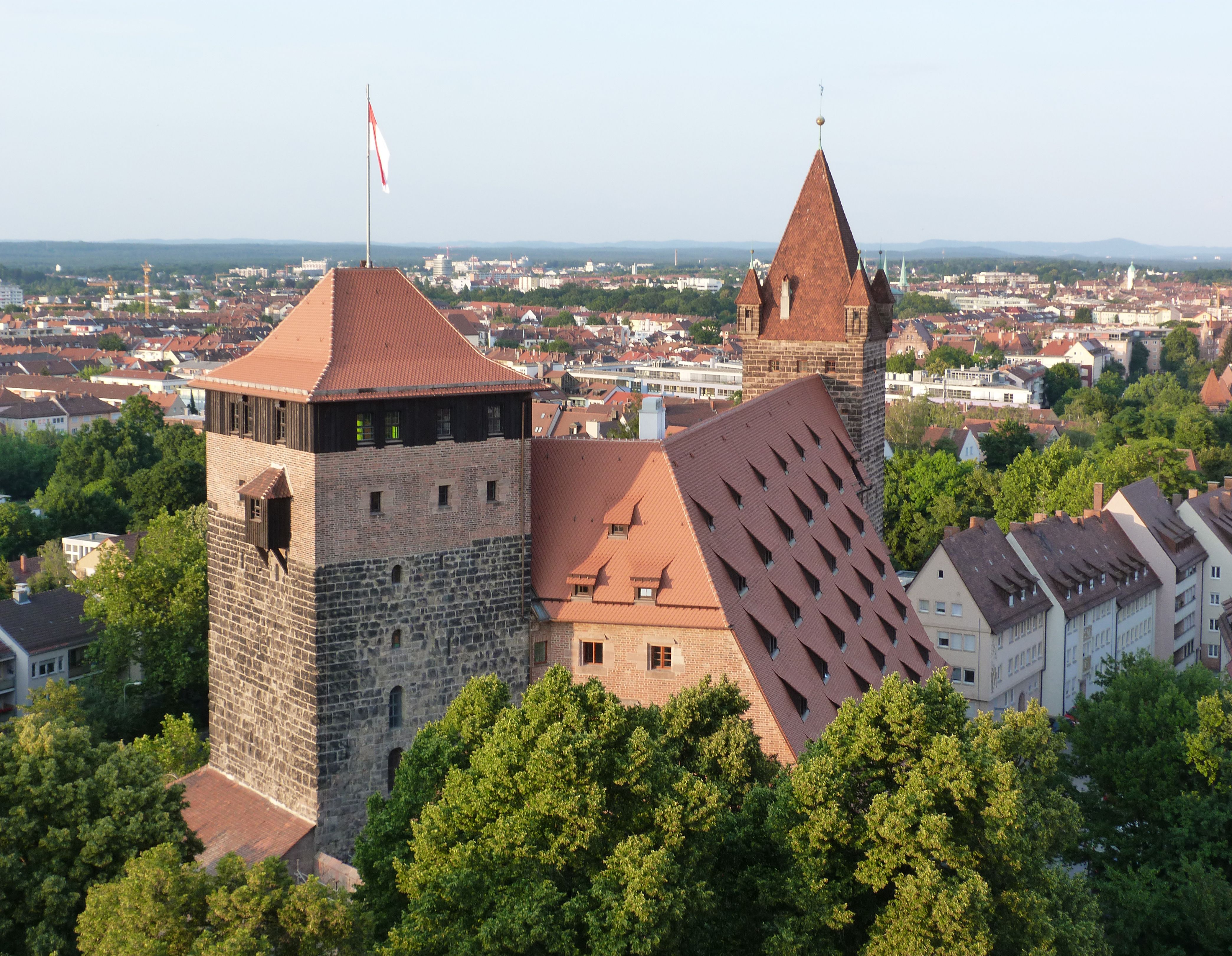 Kaiserstallung Fünfeckturm - Dach der Kaiserstallung - Luginsland (Turmspitze), Blick vom Sinwellturm