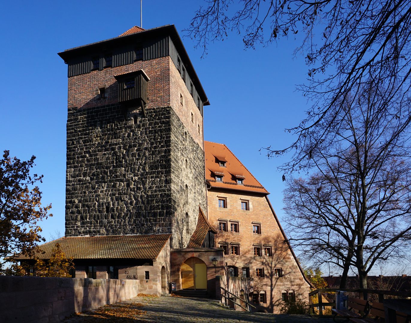 Kaiserstallung Fünfeckturm und Kaiserstallung, Ansicht von Westen