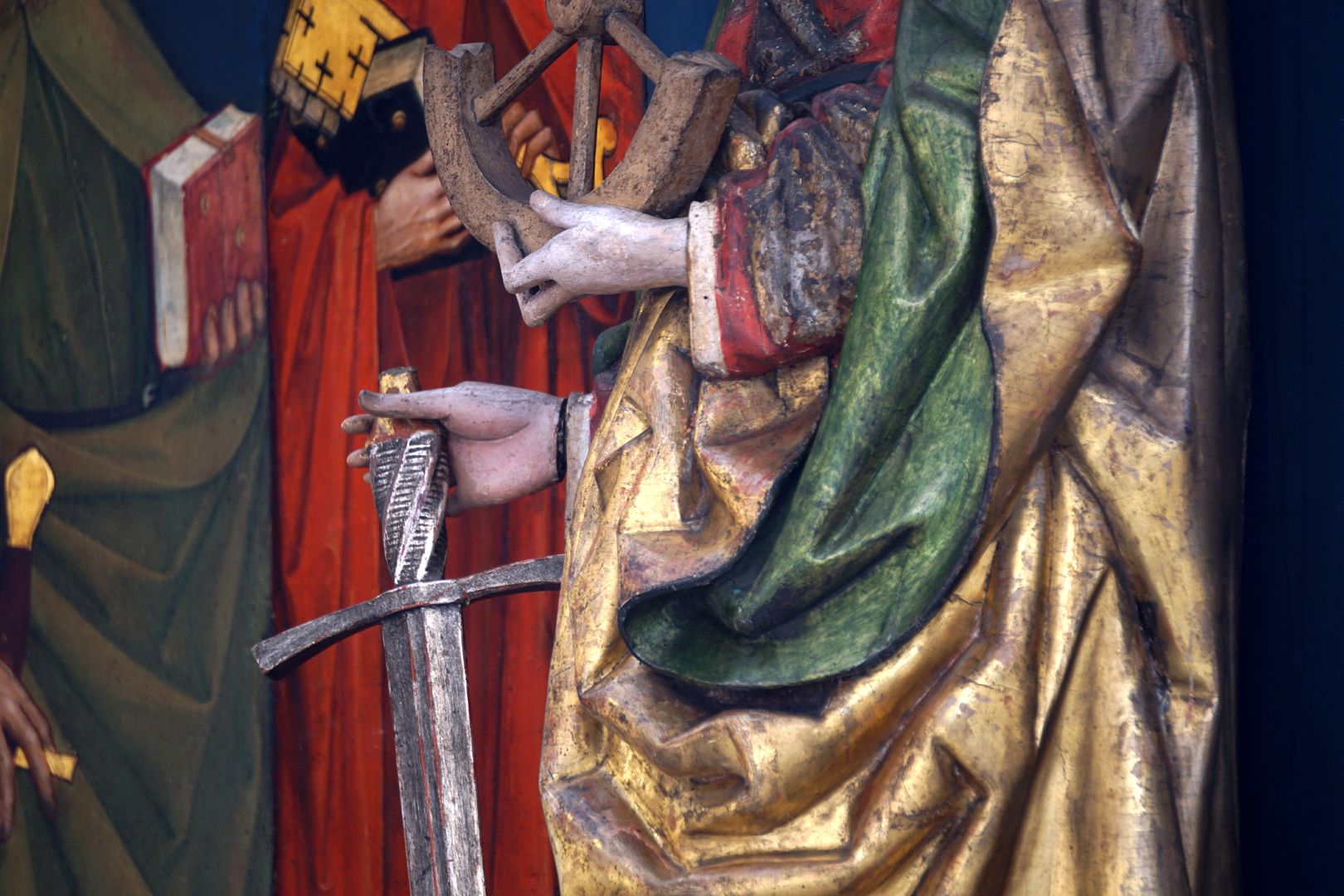 Katharinenaltar Katharina, Detail mit zerbrochenem Rad und Schwert, Schrägansicht