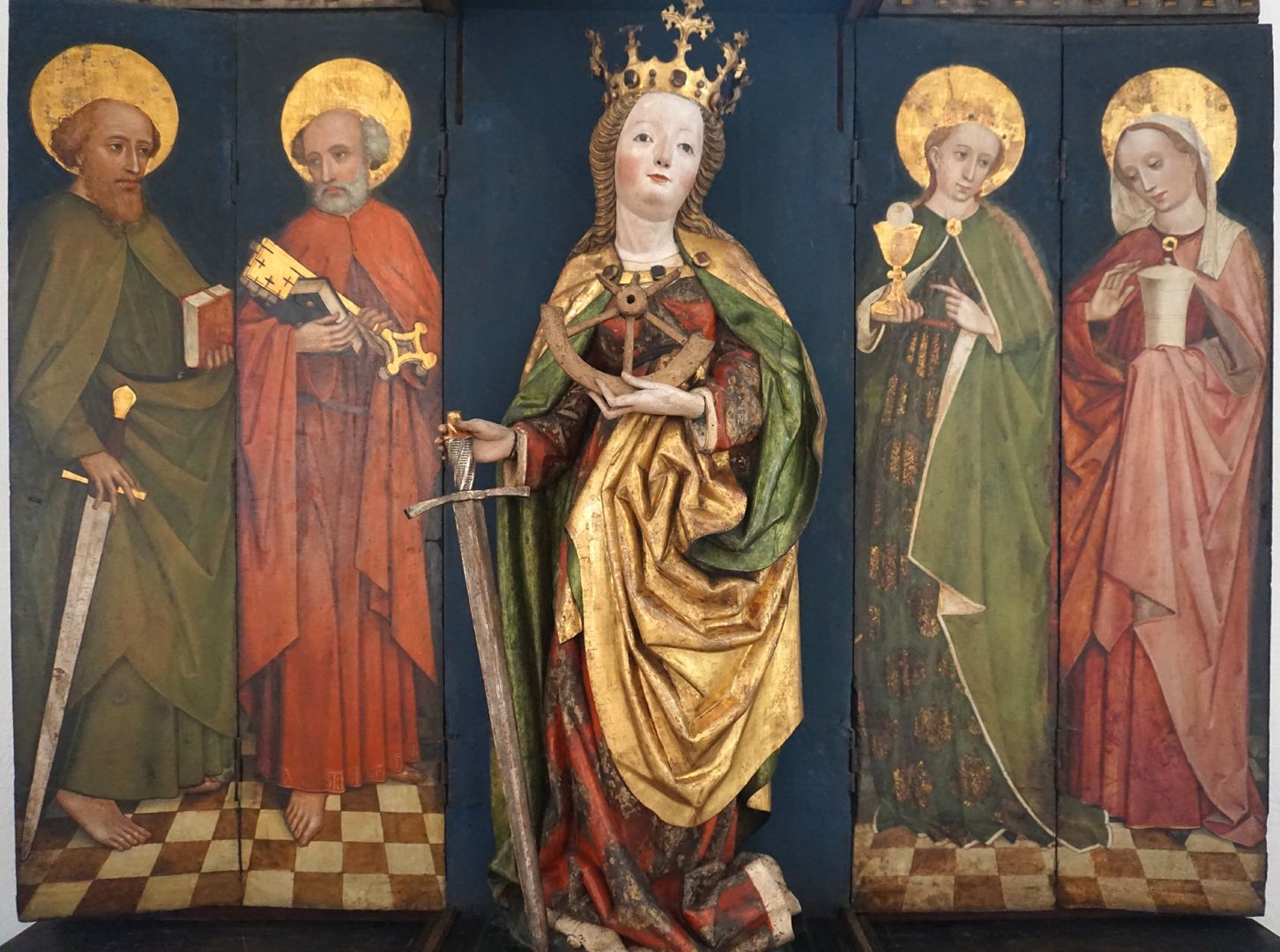 Katharinenaltar Die zentrale Schreinfigur der Katharina gerahmt von links durch die Apostel Paulus und Petrus, rechts durch Barbara und Magdalena