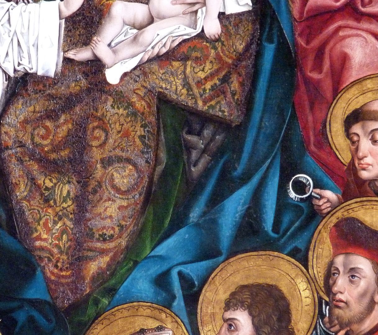 Katharinenretabel des Levinus Memminger linke Flügelinnenseite: Detail mit dem Gewand der Maria und den Köpfen der Nothelfer, darunter St. Antonius von Padua mit Lupe
