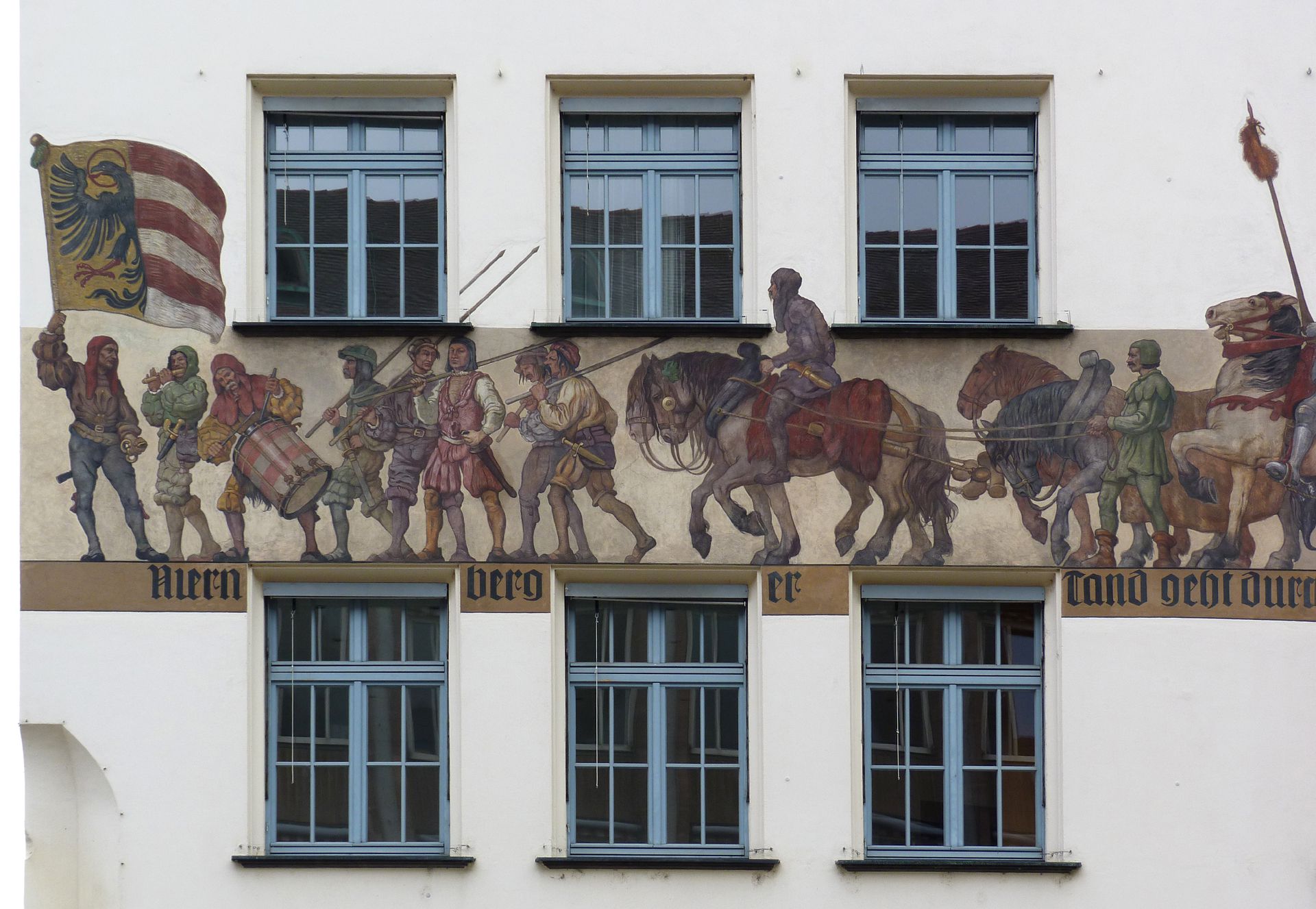 Kaufmannszug Ostfassade, Detail: Banner und Schutzkolonne