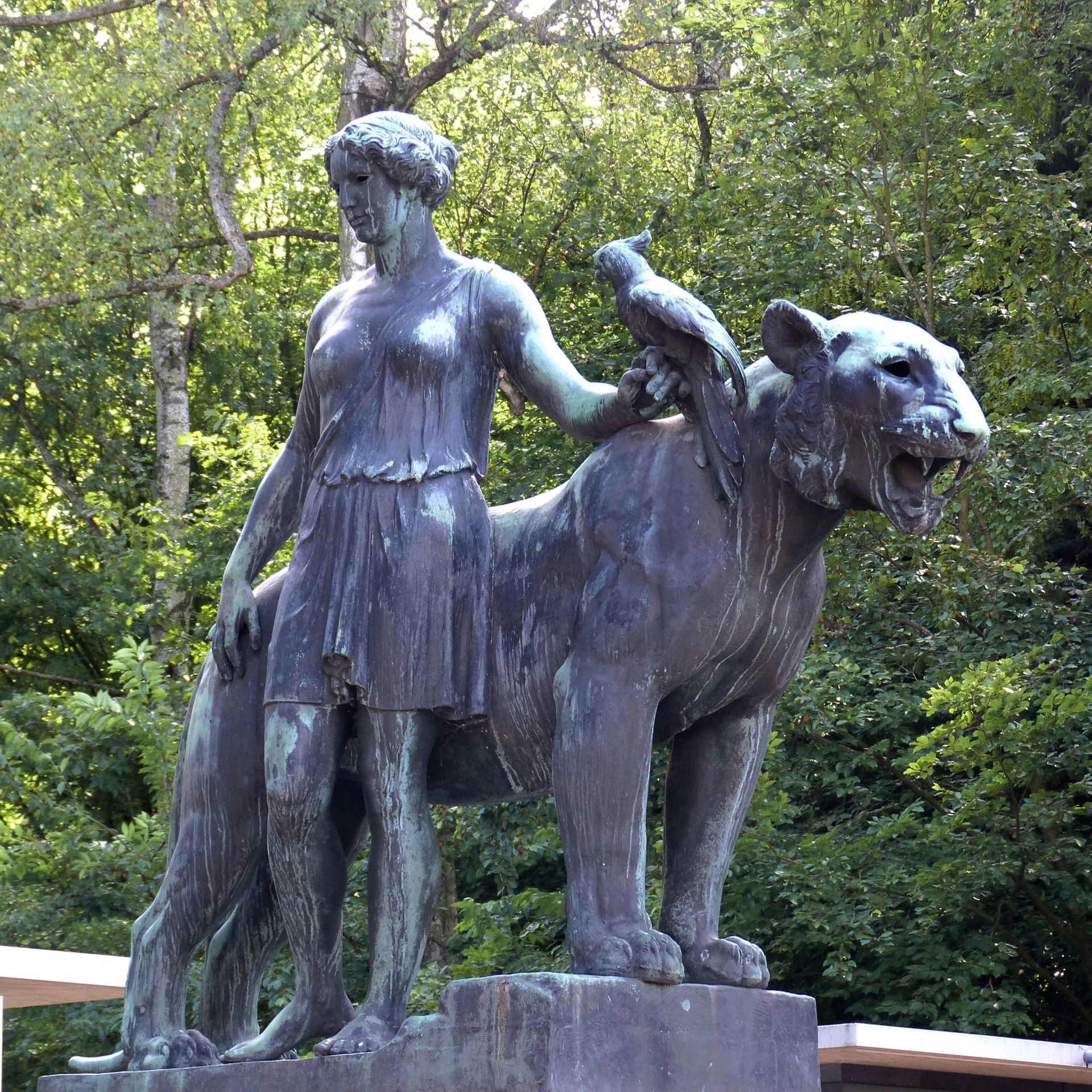 Figurengruppe mit Löwen Frau mit Löwin