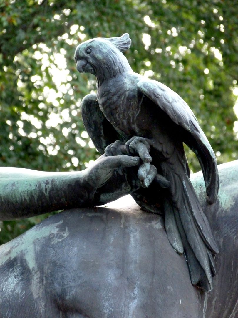 Figurengruppe mit Löwen Detail: Hand und Papagei