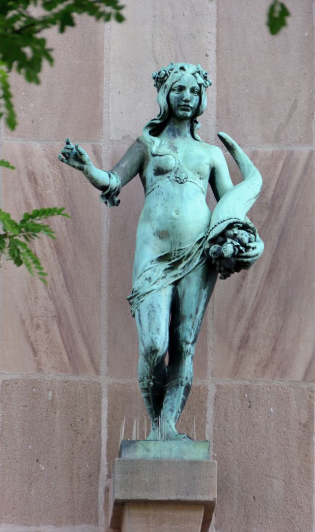 Fassadenfiguren: Noris und Fortuna Fortuna, Frontalansicht