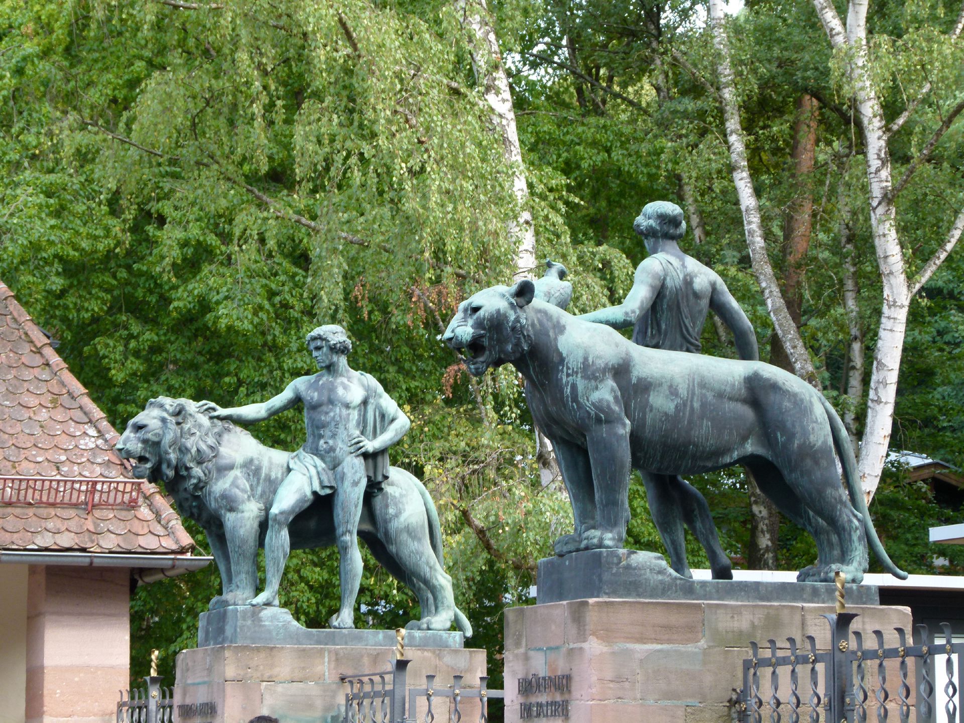 Figurengruppe mit Löwen Mann und Frau mit Löwe bzw. Löwin