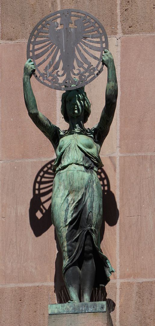 Fassadenfiguren: Noris und Fortuna Noris, Frontalansicht