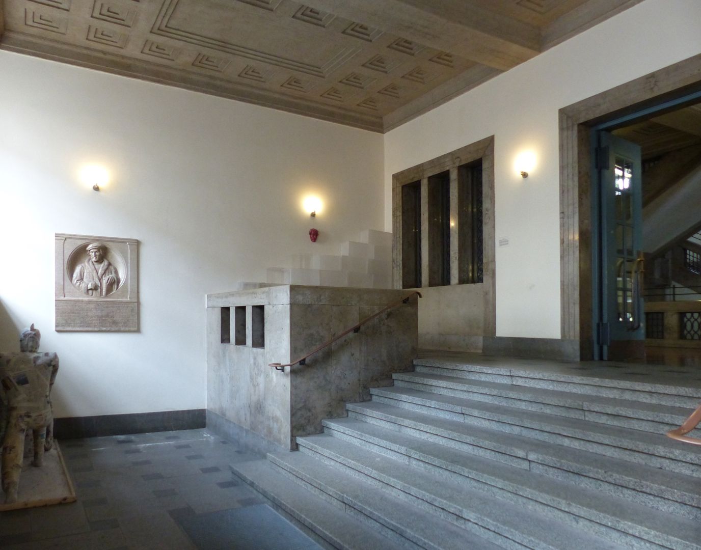 Melanchthon Haupteingang des Gymnasiums, östliche Seitenwand und Treppe