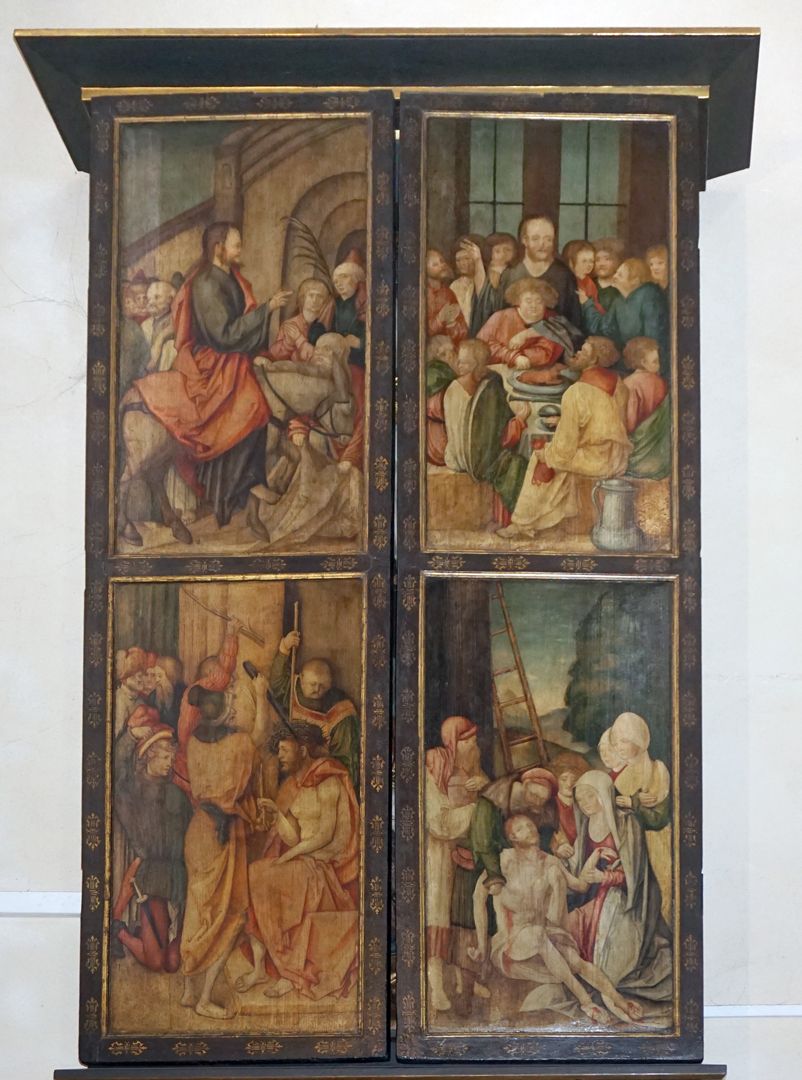 Kreuzaltar mit geschlossenen Flügeln bemalte Flügel