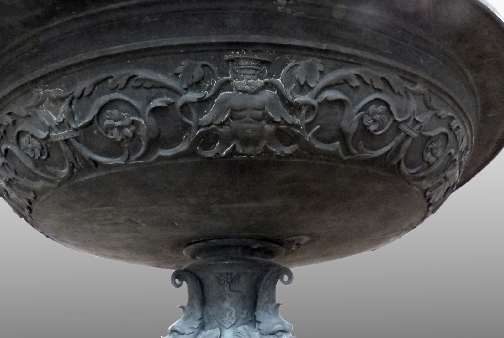 Kleopatra-Brunnen Untersicht der Schale mit Grotesken (Neptun?)