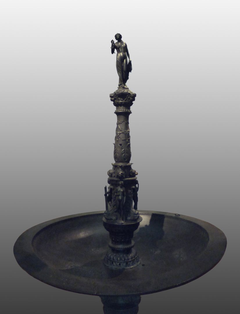 Kleopatra-Brunnen Brunnenschale mit Säule und Figurine der Kleopatra