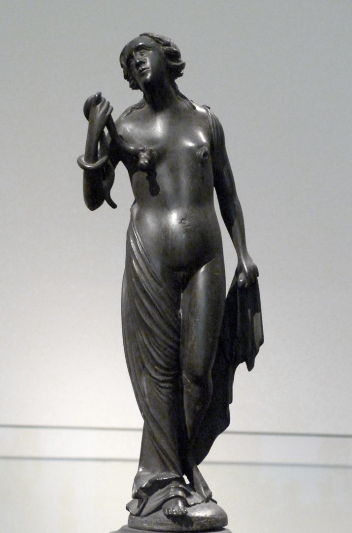 Kleopatra-Brunnen Kleopatra mit der Schlange, Frontalansicht