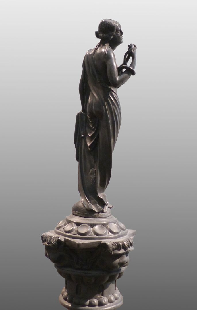 Kleopatra-Brunnen Kleopatra mit der Schlange, Dreiviertelansicht