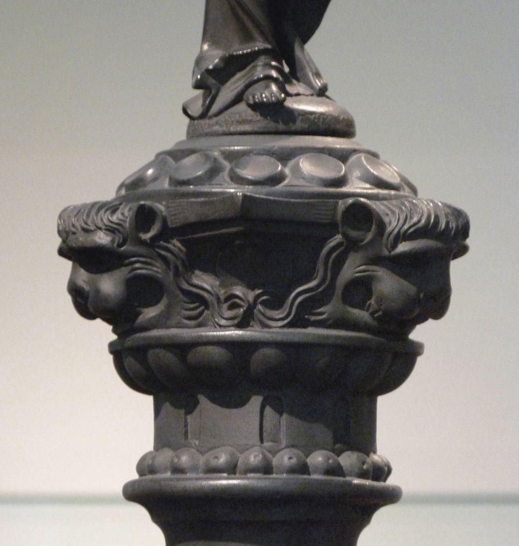 Kleopatra-Brunnen Säulenkapitell mit Löwenköpfen