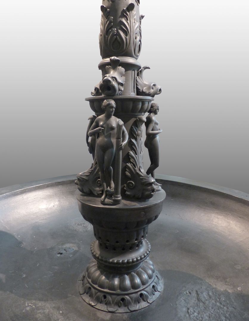 Kleopatra-Brunnen Säulenfuß mit weiblichen Figurinen und wasserspendenden Meereswesen