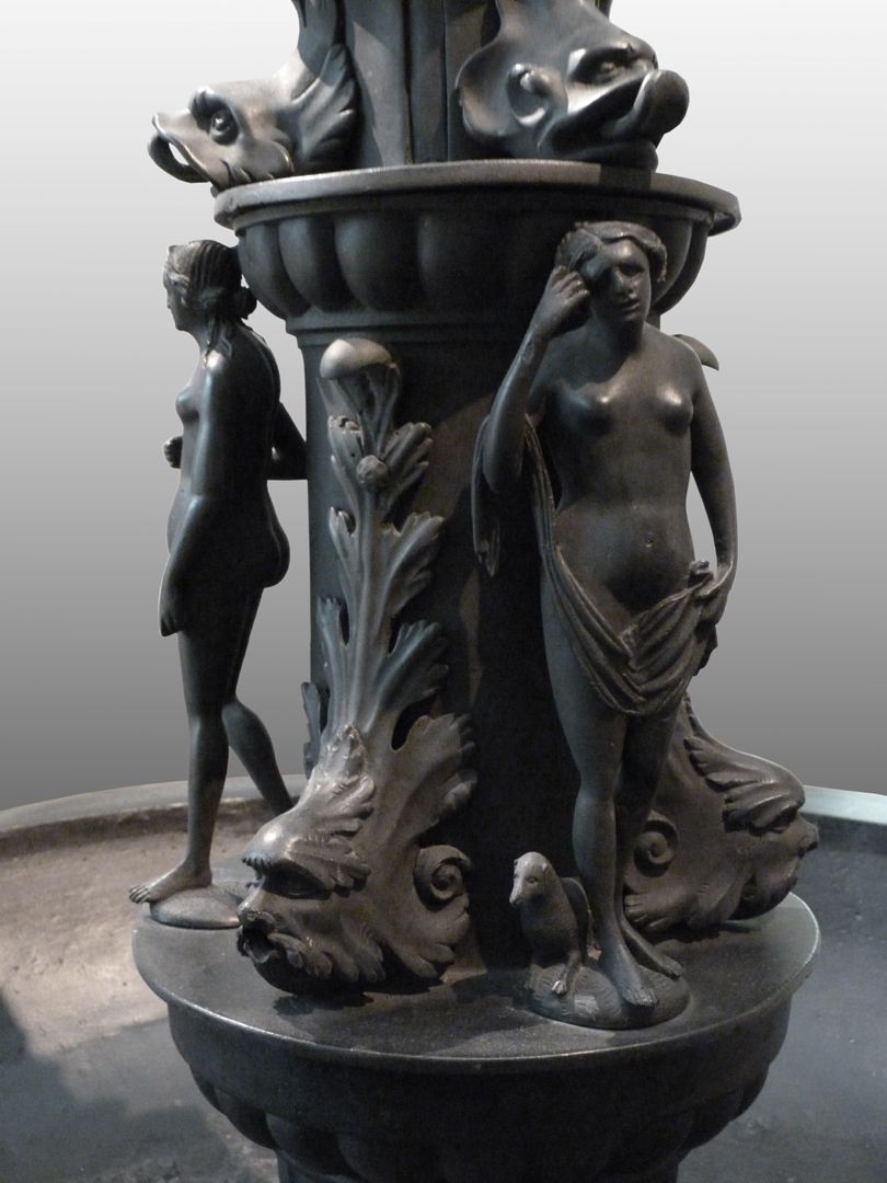 Kleopatra-Brunnen Säulenfuß mit weiblichen Figurinen und wasserspendenden Meereswesen, Detail