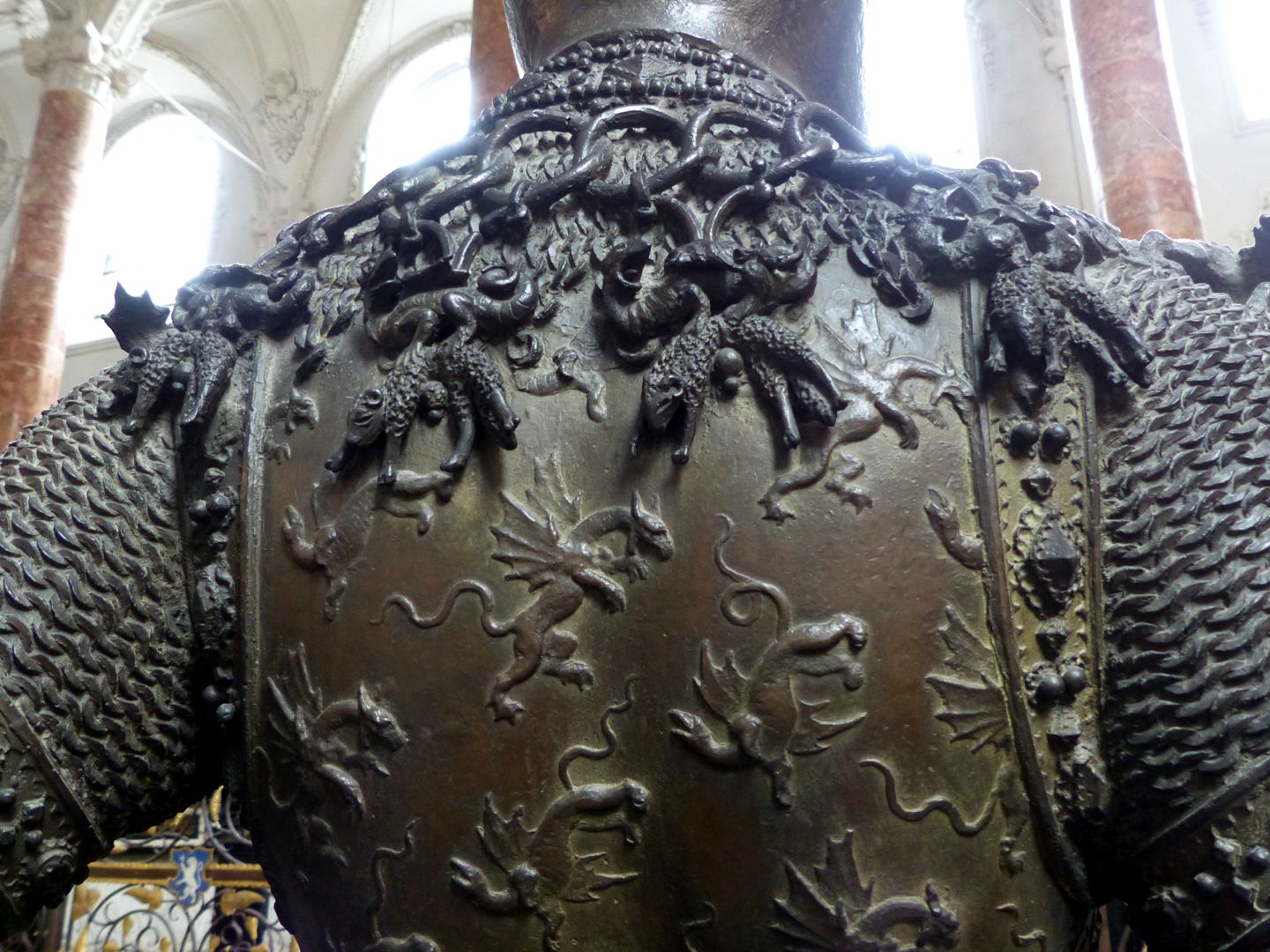 König Artus (Innsbruck) Harnisch mit Drachen, Kette mit Lämmern, Detail