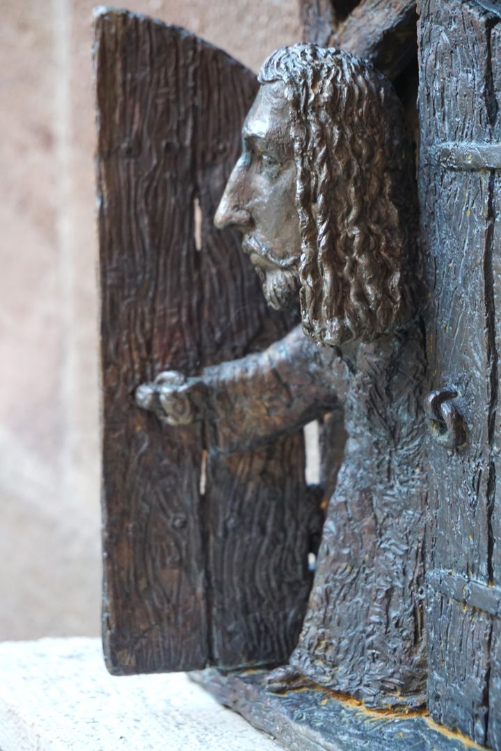 Dürer-Statuette "Dürer steht in der Tür", seitliche Ansicht von rechts, Detail