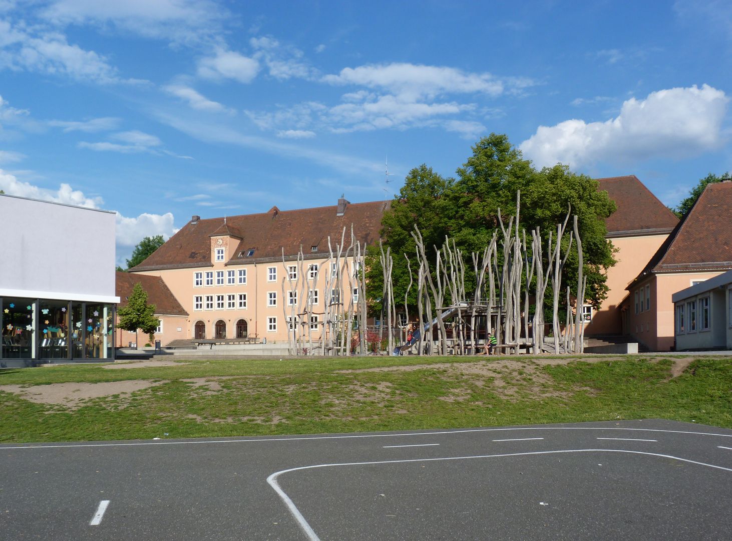 Konrad-Groß-Schule Hofseite, Neubau und Spielfeld