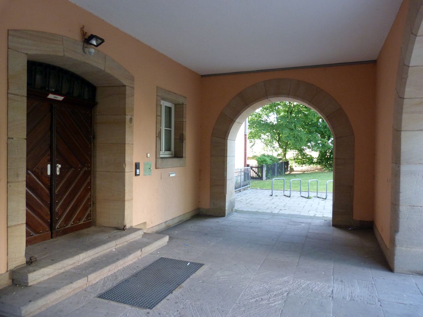 Konrad-Groß-Schule Straßenseite, Turm mit Eingang
