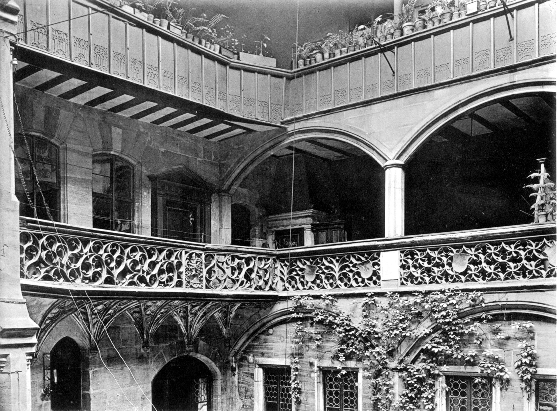 Hof des Anwesens von Peter Imhoff Maßwerkbrüstungen /  Profanbau in Nürnberg (Wien-Leipzig)