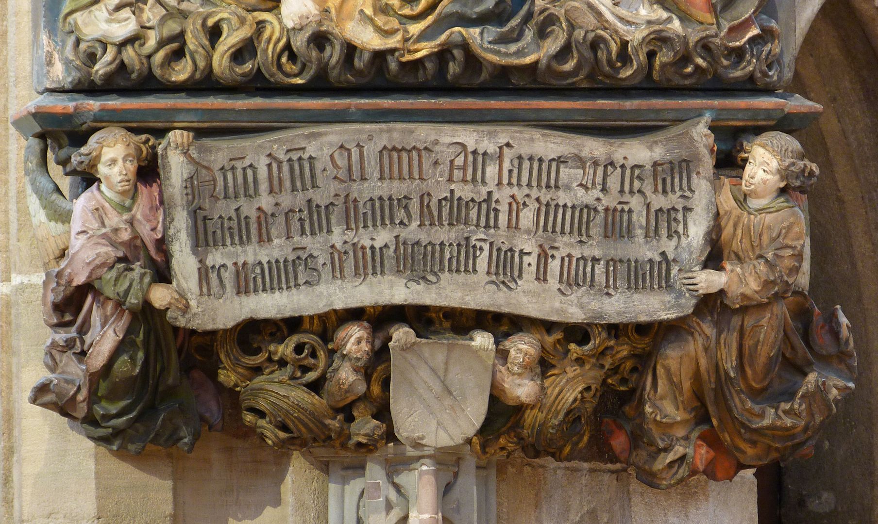 Epitaph des Hans Rebeck Die von zwei Engeln gehaltene Inschrift, darunter zwei Wappenträger mit Wappen