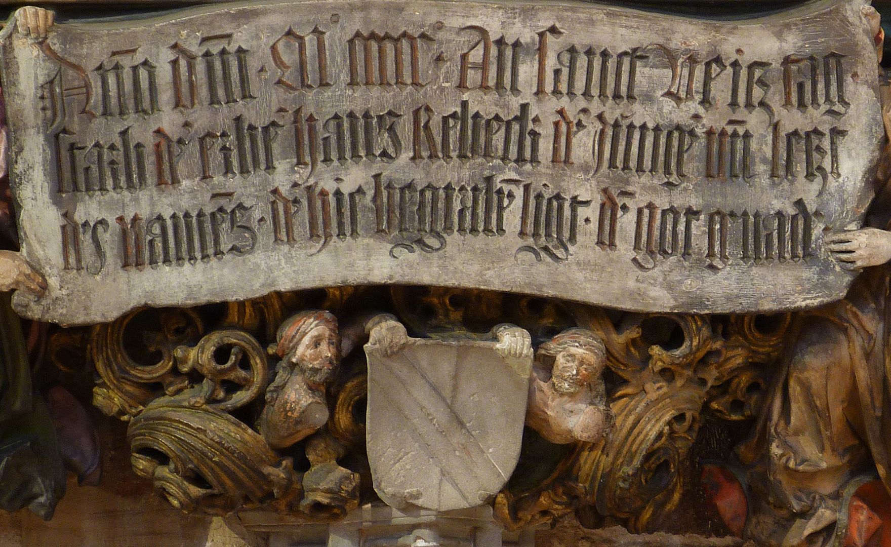 Epitaph des Hans Rebeck Inschrift, darunter zwei Wappenträger mit Wappen