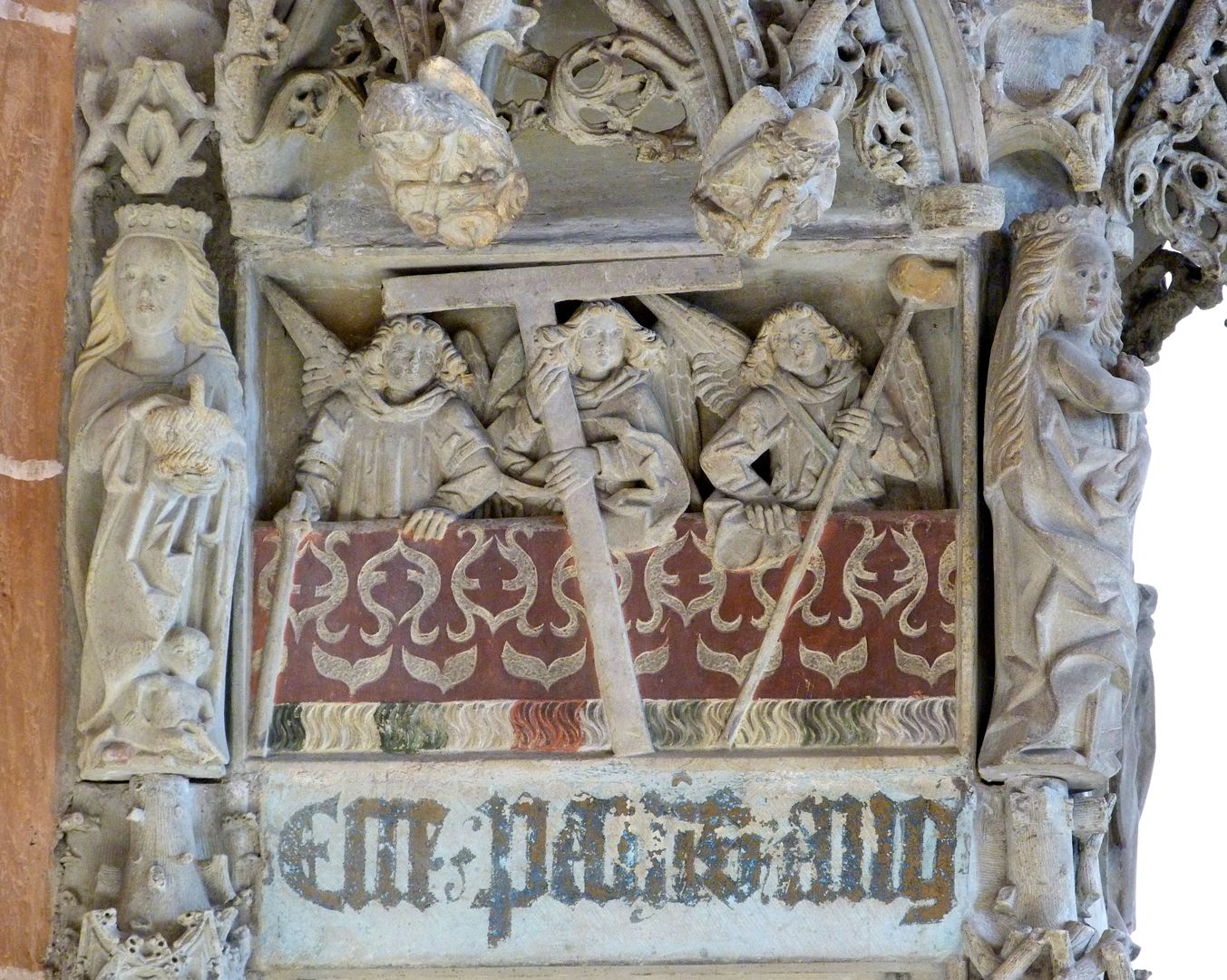 Sakramentshaus in Schwabach Partie über dem Tabernakel, Ansicht von Westen: Engel mit Leidenswerkzeugen, darunter Inschrift: ecce panis ang(elorum)