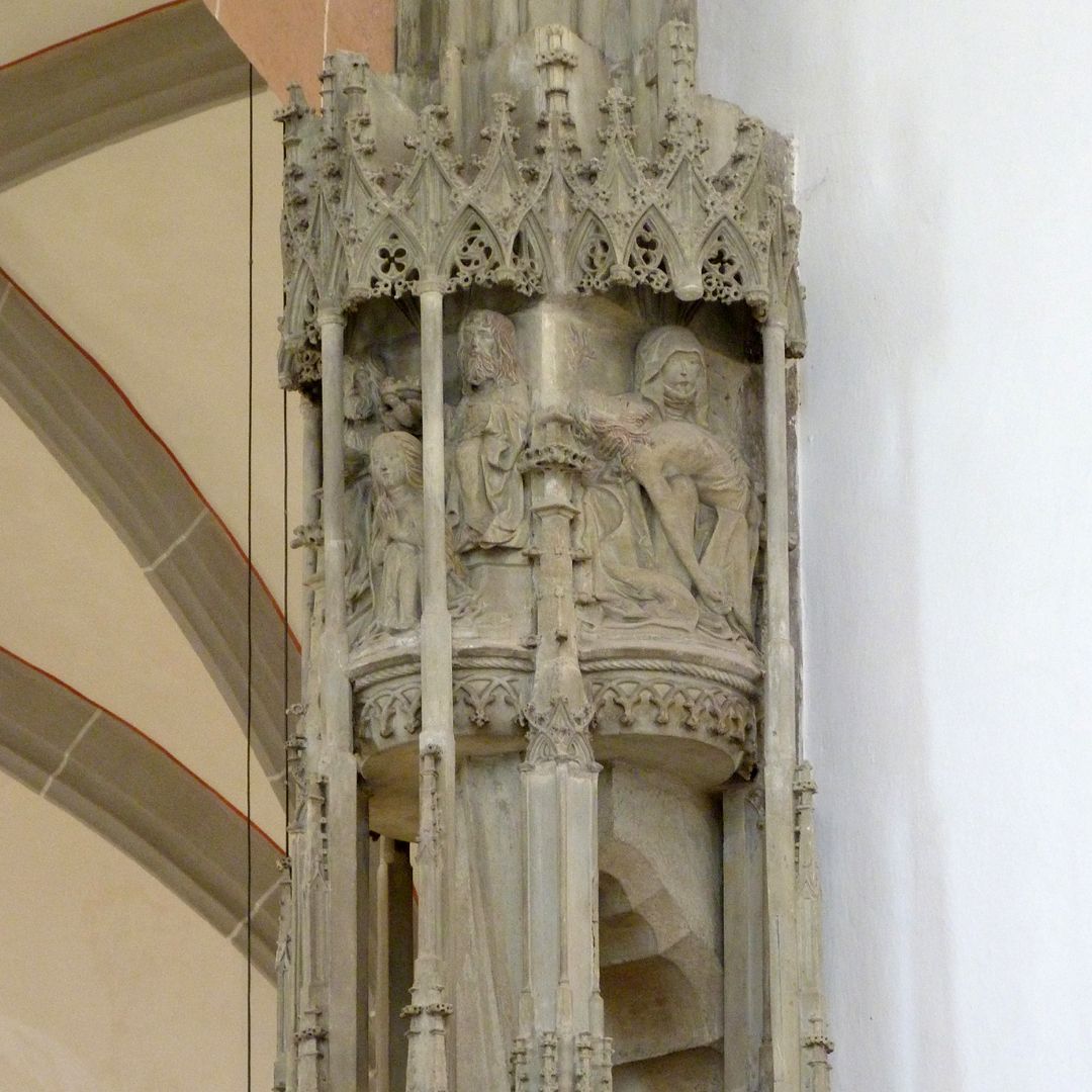Sakramentshaus in Schwabach Ansicht von Südosten, zweite Etage über dem Tabernakel, rechts eine Pietà, links Marienkrönung