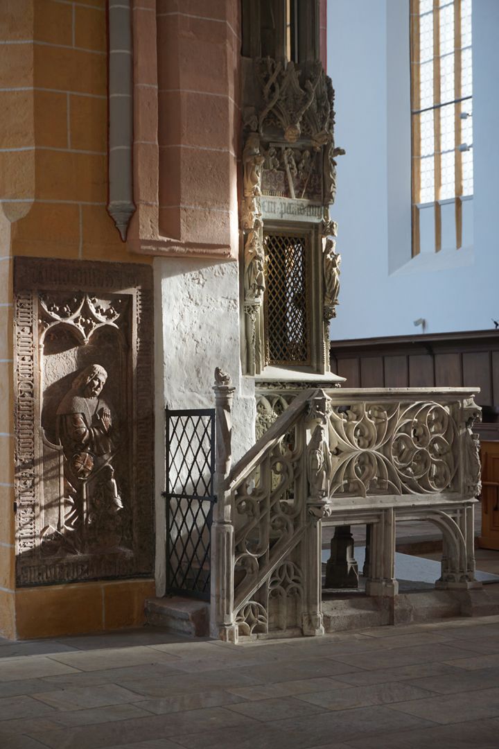 Sakramentshaus in Schwabach Treppe, Umgangsbühne und Tabernakel von Nordwesten, links der Grabstein des Münzmeisters Hans Rosenberger (um 1510)