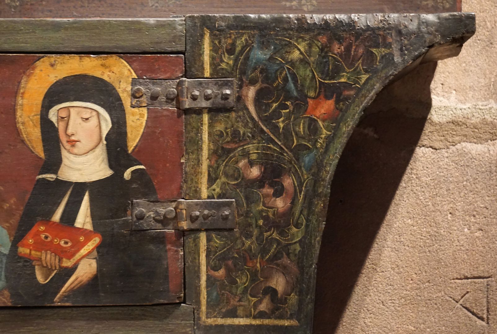 Krell-Altar rechte Predellahälfte mit der Heiligen Ottilia (Odilia) und Abschluss mit Blattmalerei