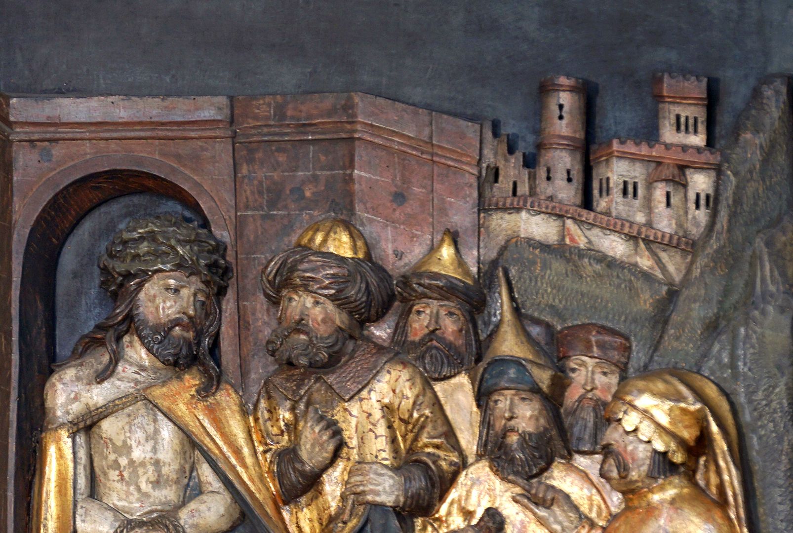 Kreuzaltar linker Flügel oben: Ecce homo mit Männergruppe und "Jerusalemer" Ansicht