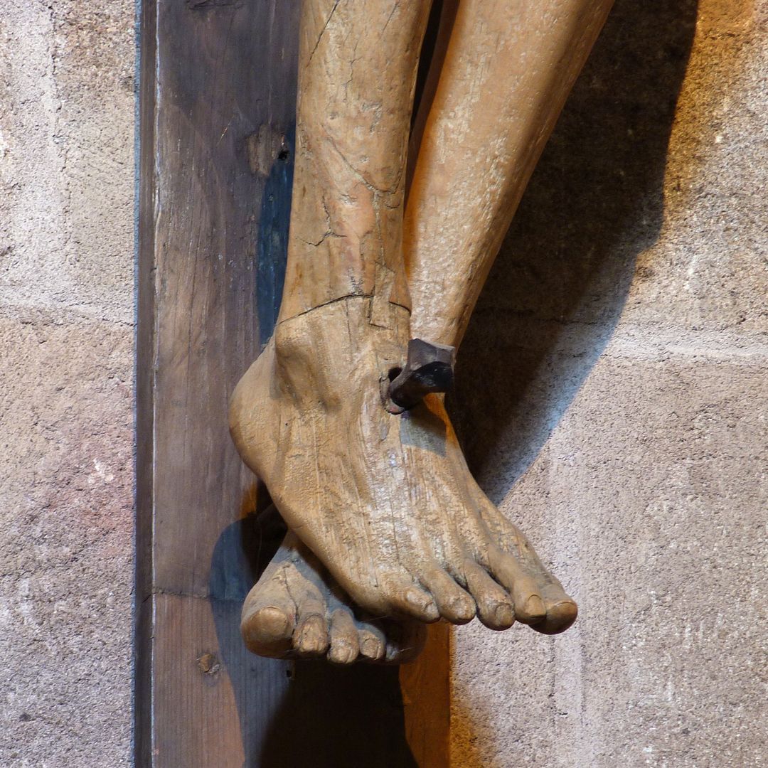 Kreuzigungsgruppe Christus am Kreuz, Detailansicht der Füße
