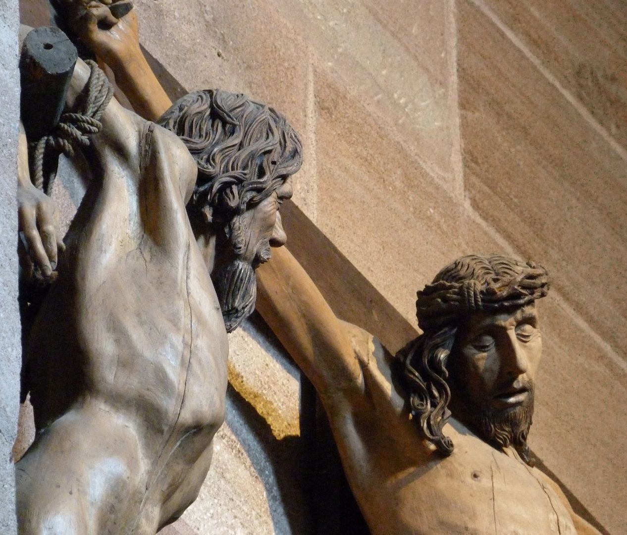 Kreuzigungsgruppe guter Schächer und Christus am Kreuz; Detailansicht