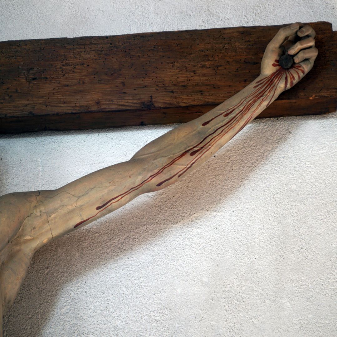 Kruzifix Detailansicht des rechten Armes