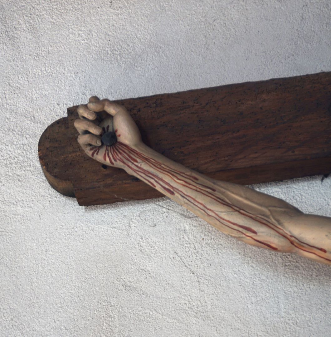 Kruzifix Detailansicht des linken Armes