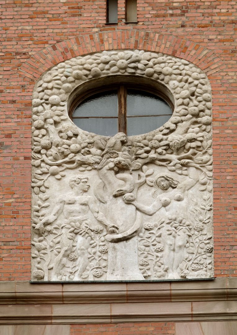 Dr. Theo-Schöller-Schule Relief der Zwillingsgiebel: Adam und Eva (nach der Frucht der Erkenntnis greifend)