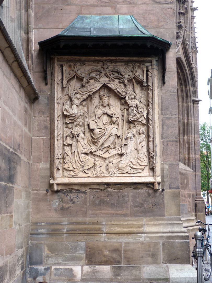 Epitaph des Kunz Horn Gesamtansicht mit geschwungenem Schutzdach, thronender Christus als Herrscher, Weltenrichter und Personifizierung der Dreieinigkeit