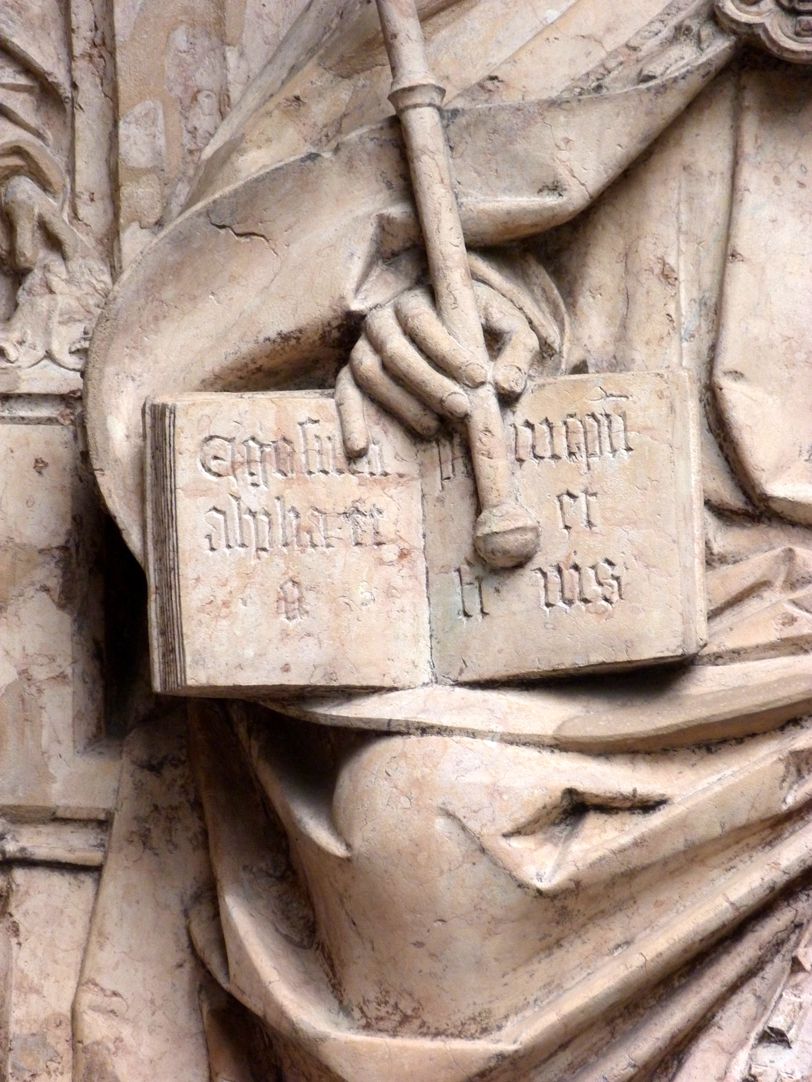 Epitaph des Kunz Horn Aufgeschlagenes Buch mit dem lateinischen Spruch für "Ich bin Alpha und Omega, Anfang und Ende".